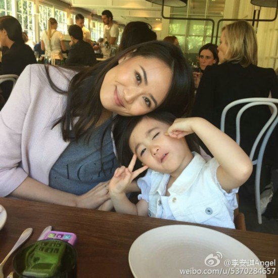 李小萌！李小鹏娇妻晒奥莉搞怪六连拍：萌神酷爱剪刀手