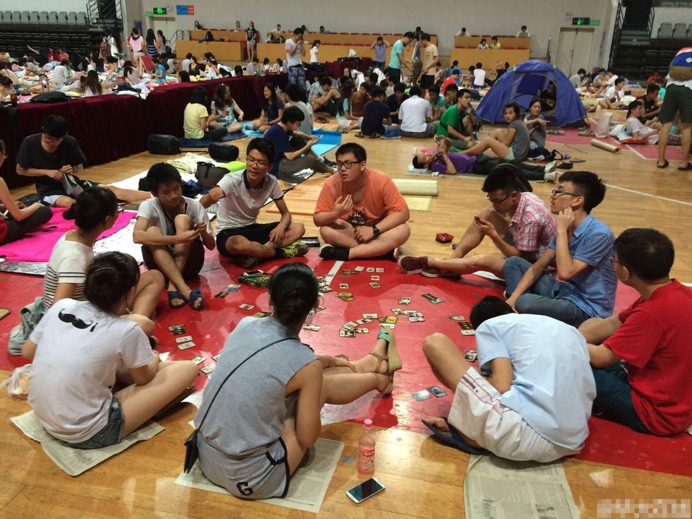 体育馆成避暑“圣地” 千名大学生