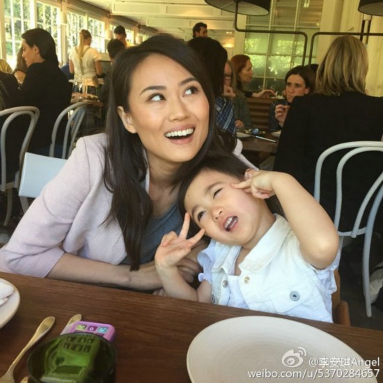 李小萌！李小鹏娇妻晒奥莉搞怪六连拍：萌神酷爱剪刀手