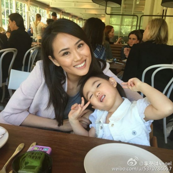 李小萌！李小鹏娇妻晒奥莉搞怪六连拍：萌神酷爱剪刀手