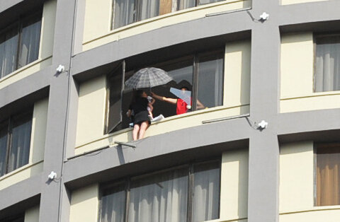 女子带女儿跳楼闹离婚 因丈夫家暴好赌不堪忍受