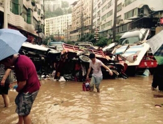 巴中暴雨遭洪水围城 暴雨造成数百辆车被淹成废铁