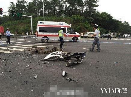网曝南京一轿车遭削顶 小车钻进大货车的肚子下面