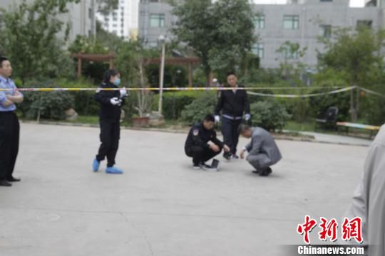 图为警方人员正在勘察现场。　胡贵龙 摄