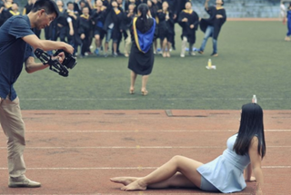 组图：西安雨刚停 学生立即出行拍起毕业照