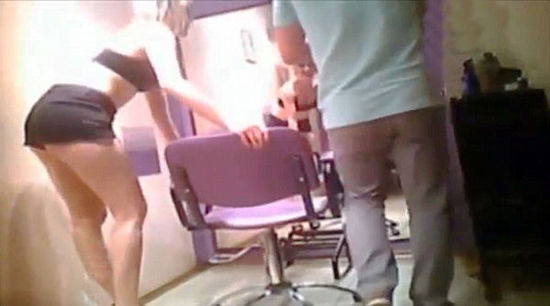 俄罗斯一理发店女理发师赤身裸体为客人剪发