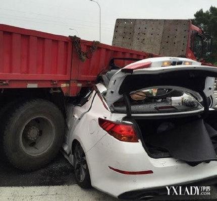 网曝南京一轿车遭削顶 小车钻进大货车的肚子下面