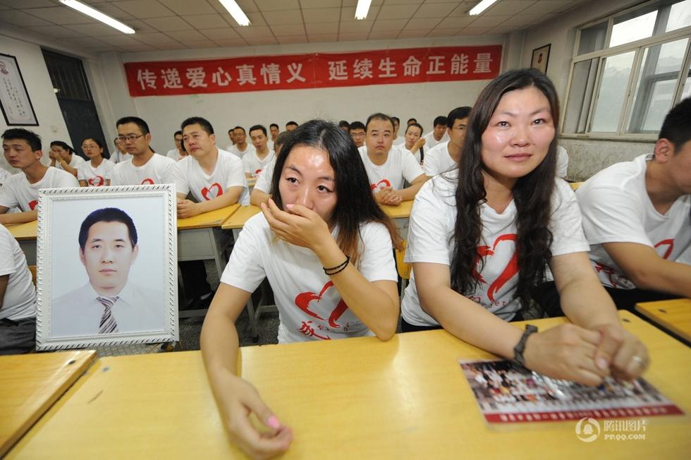山西一大学80后毕业十年再聚首 座位摆遗像(图)