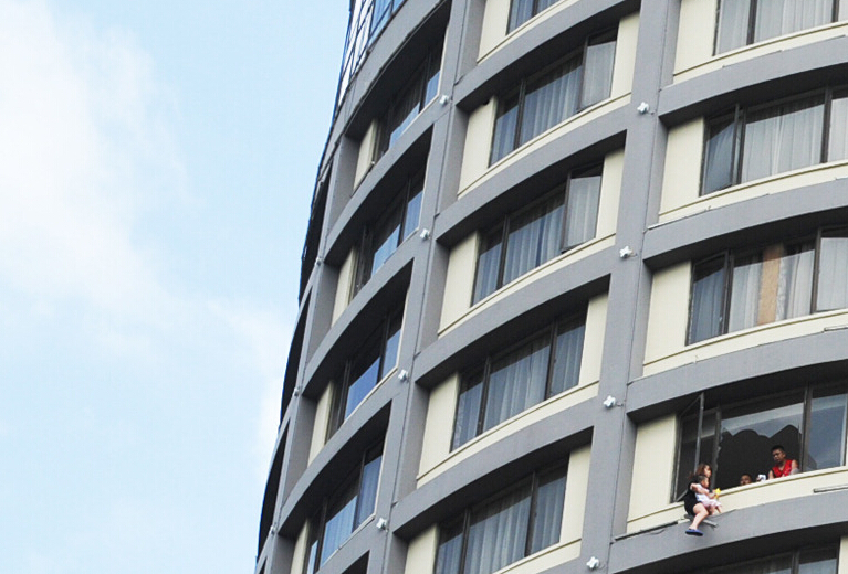 女子带女儿跳楼闹离婚 13层楼窗外与丈夫谈判