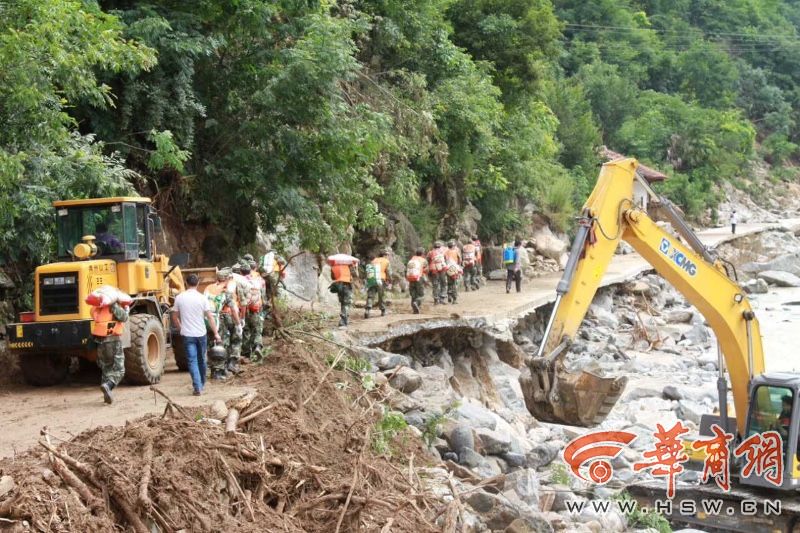 佛坪200余武警救治130余受伤患病群众