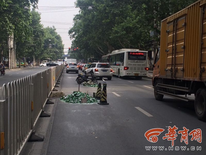 废品车酒瓶撒落 太白北路一处满地玻璃渣