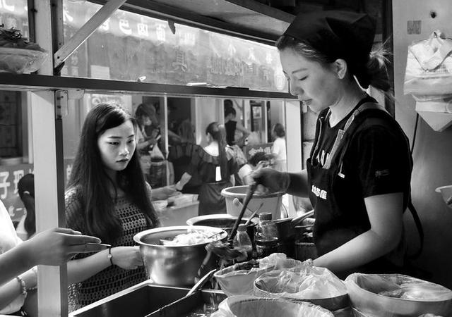 西安“拉面西施”走红 为看女老板市民排队吃面