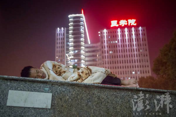 郑州 全球最大医院 的睡客:患者家属省钱露宿街