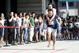 太原举办高跟鞋赛跑 猛男踩“恨天高”狂奔