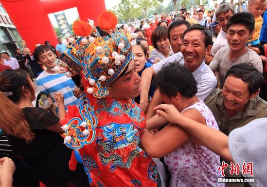 天津一餐馆开业 “财神爷”助阵遭“哄抢”