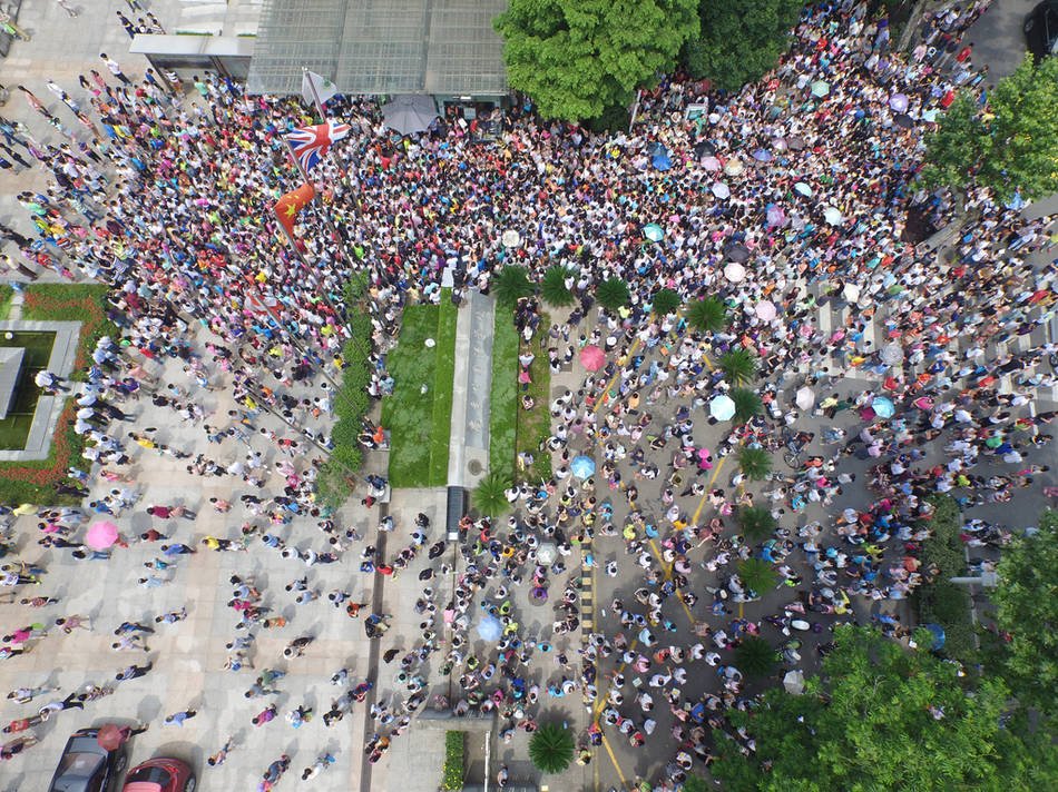 南京小升初考试 上千名家长送考场面震撼|家长