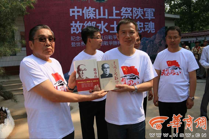 赵寿山将军嫡孙赵武原先生向华商报赠送书籍.jpg