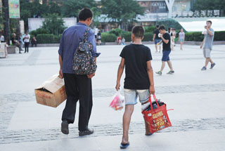 14岁流浪男孩昨晚已回家：我愿意再信爸爸一次