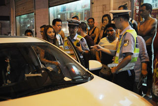 柿园路两车因错车互不相让 路中间“顶牛”2小时