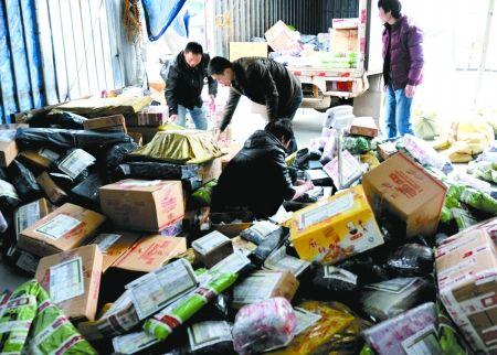 快递员工集体偷件 明知有监控仍然大胆行窃