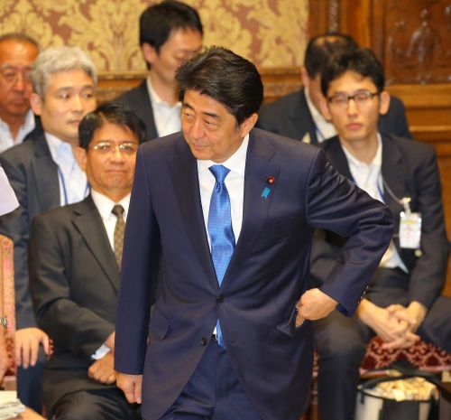 日本新安保法案在抗议声中获得通过