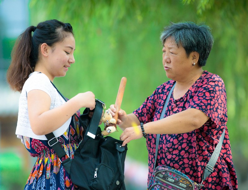 隔辈亲操碎心 奶奶给孙女塞根擀面杖防身