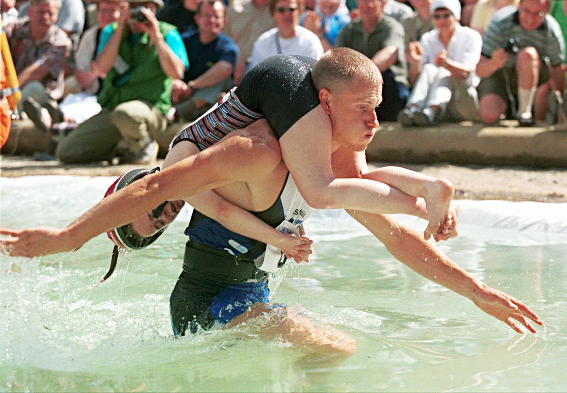 中外背老婆大赛:国内常摔妻国外可换妻参赛|参赛|老婆-社会新闻_华商网新闻