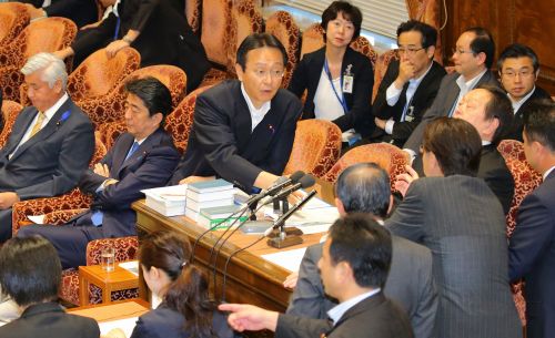 日本新安保法案在抗议声中获得通过