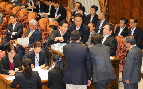 日本新安保法案在抗议声中获得通过