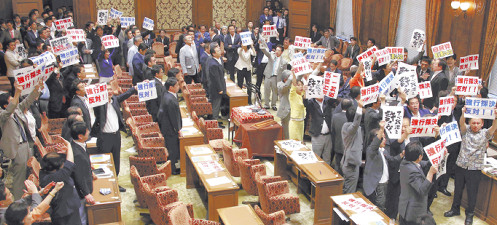 日本新安保法案在抗议声中获得通过