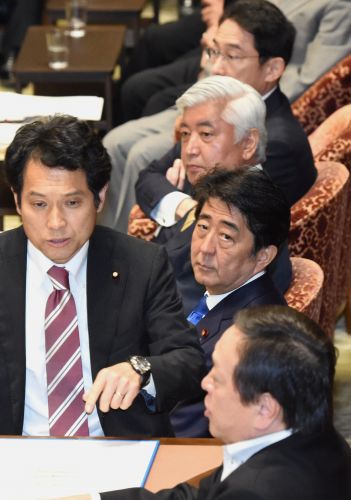 日本新安保法案在抗议声中获得通过