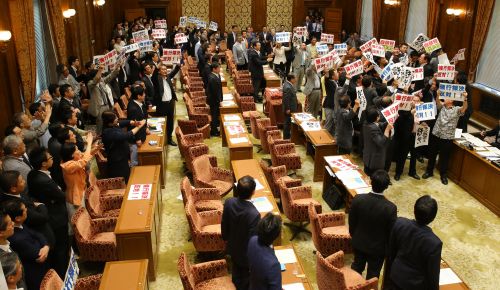 日本新安保法案在抗议声中获得通过