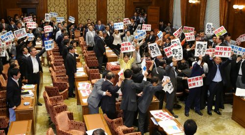 日本新安保法案在抗议声中获得通过