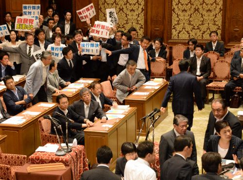 日本新安保法案在抗议声中获得通过
