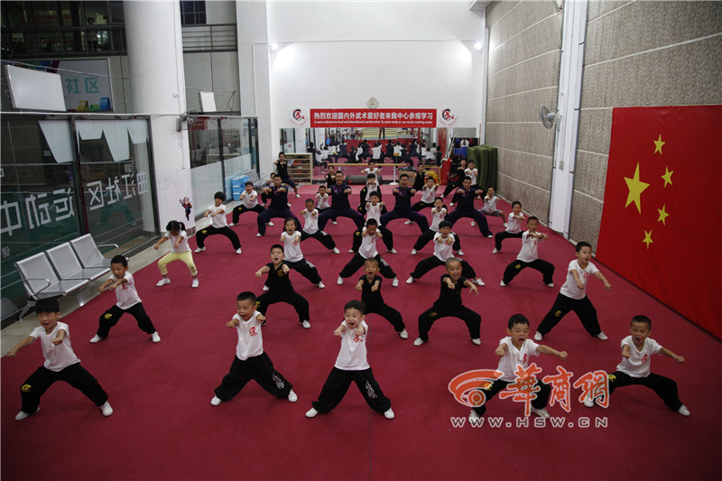 华商网运动体验系列--<em>女子防身</em>术专项<em>技术</em>课-活