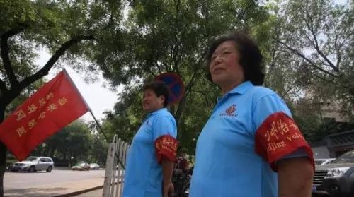 西城大妈被称维稳王牌 用“人肉监视器”监控全城