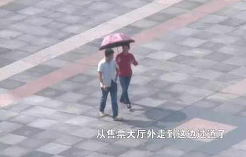 站街女强拉过往旅客 记者暗访起底内幕真相