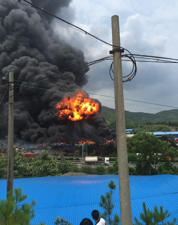 江西赣州油漆厂突发大火 现场爆炸画面曝光伤亡不明