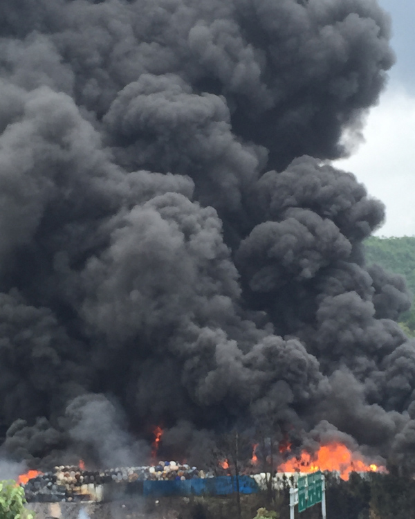 江西赣州油漆厂突发大火 现场爆炸画面曝光伤亡不明