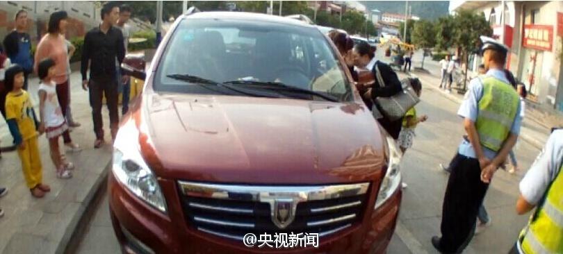 孙子被锁车内暴晒两小时 因糊涂奶奶将钥匙忘车上