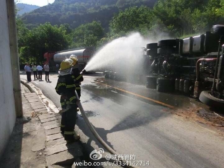 满载甲醇罐车侧翻 宝成线封闭4小时