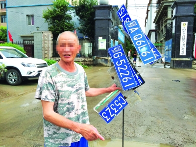 武汉大雨后七旬老人在齐腰深水中捞车牌赚钱(图)