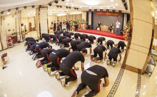 长春散打总教头收徒 场面宏大行跪拜大礼