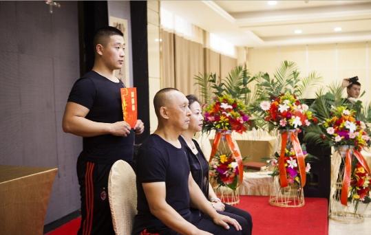长春散打总教头收徒 场面宏大行跪拜大礼