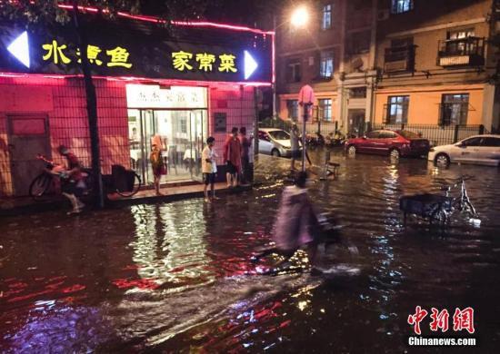 北京多区县遭暴雨袭击升级预警 部分路段积水严重