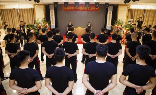 长春散打总教头收徒 场面宏大行跪拜大礼