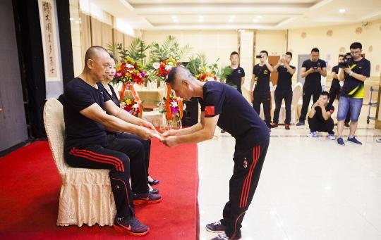 长春散打总教头收徒 场面宏大行跪拜大礼