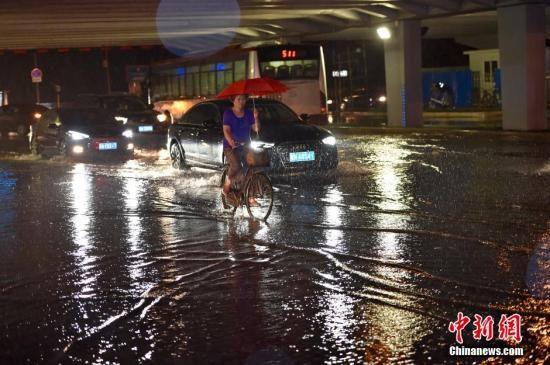 北京多区县遭暴雨袭击升级预警 部分路段积水严重