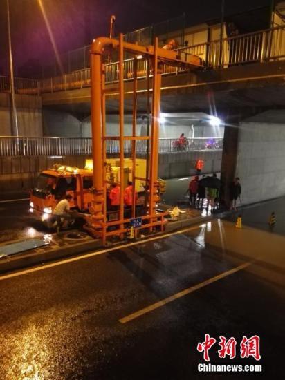 北京多区县遭暴雨袭击升级预警 部分路段积水严重