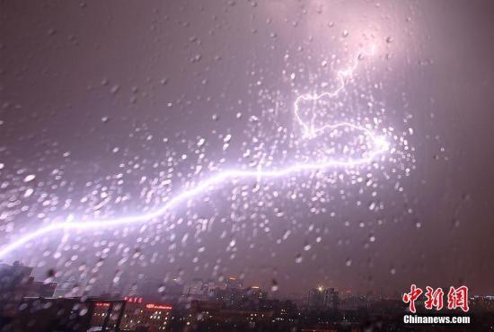 北京多区县遭暴雨袭击升级预警 部分路段积水严重